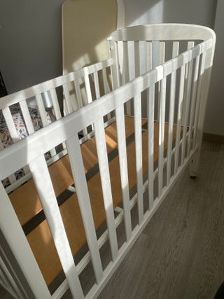 Cuna colecho madera blanca con ruedas.