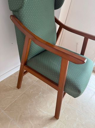 Butaca orejera vintage de madera – sillón verde cl