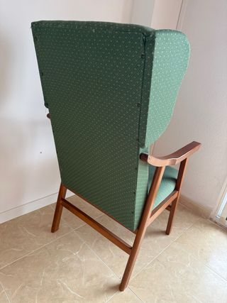 Butaca orejera vintage de madera – sillón verde cl