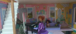 Casa de muñecas con muebles