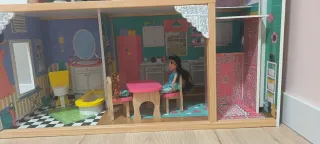 Casa de muñecas con muebles