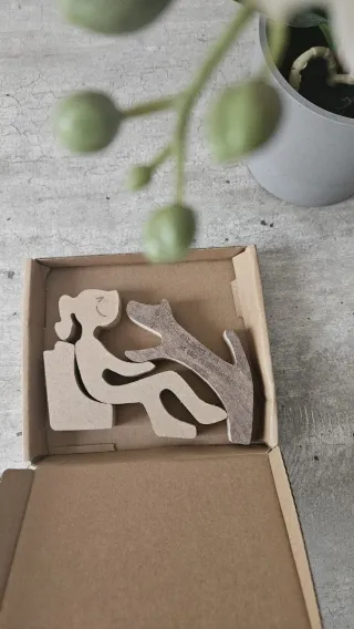 Ornamento in legno ragazza e gatto