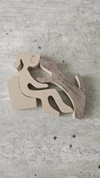 Ornamento in legno ragazza e gatto