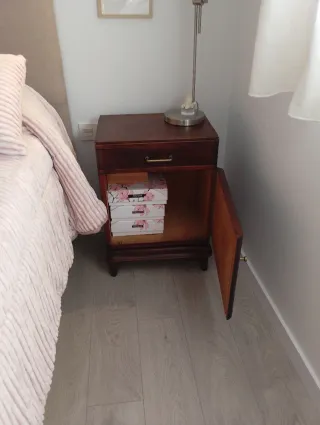 Mesita de noche antigua restaurada