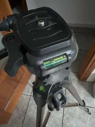 Trípode ajustable con nivel