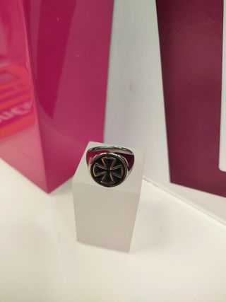Anillo acero plateado con cruz de hierro T17