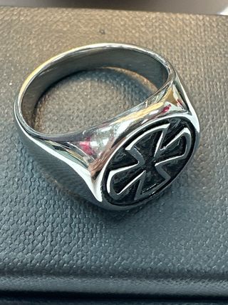 Anillo acero plateado con cruz de hierro T20