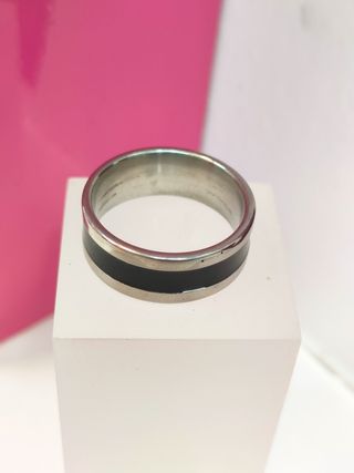 Anillo acero plateado con linea negra gruesa T18