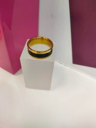 Anillo acero dorado con linea gruesa negra T21