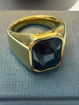 Anillo acero dorado con piedra negra cuadrada T16