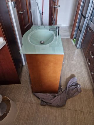 Mueble de baño con lavabo de cristal
