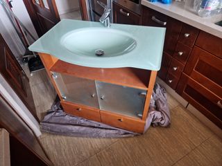 Mueble de baño con lavabo de cristal