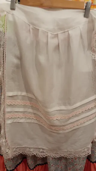 Delantal de huertana negro y blanco, beige