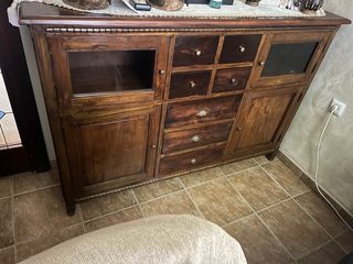 Mueble de salón de madera y cristal