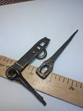 Cerrojo forjado tipo gallo