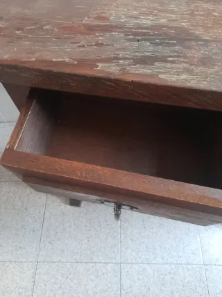 Cómoda de madera antigua con herrajes