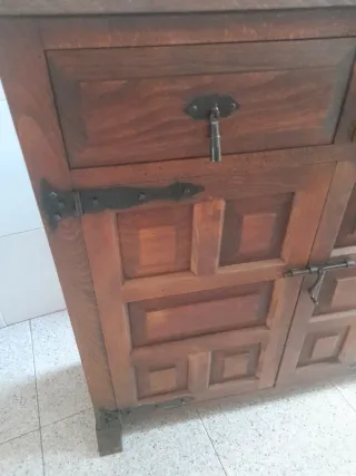 Cómoda de madera antigua con herrajes