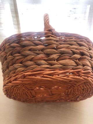 Cesto de mimbre con asa