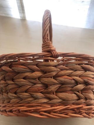 Cesto de mimbre con asa