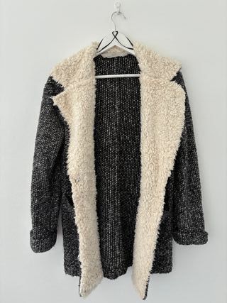 Abrigo lana Bershka negro y beige