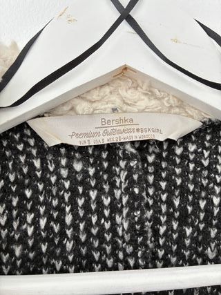 Abrigo lana Bershka negro y beige