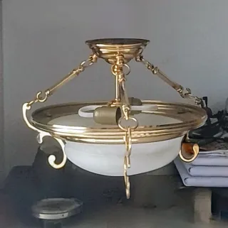 Lámpara colgante dorada con tulipa de alabastro