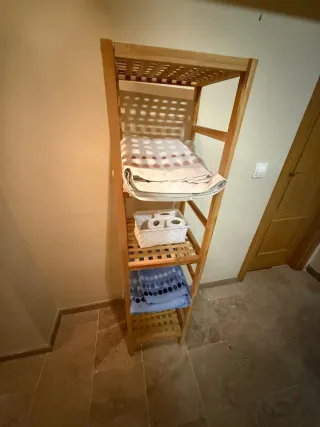 Estantería de bambú y madera