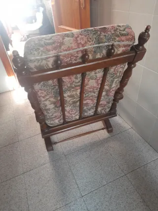 Mecedora vintage de madera y tela
