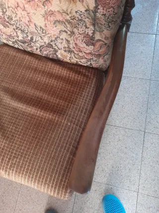Mecedora vintage de madera y tela
