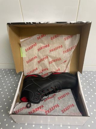 Botas de seguridad SKARPPPA negras y rojas