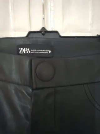 Pantalón efecto piel Zara campana