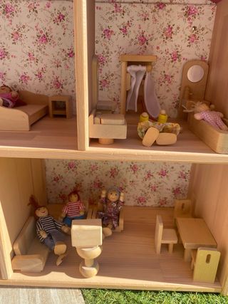 Casita de muñecas de madera