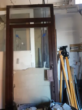 Puerta de cristal marrón