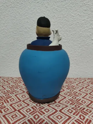 Figura Tintín en jarrón azul con pájaro