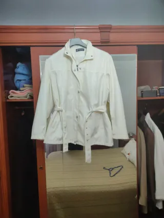 Chaqueta blanca con cinturón