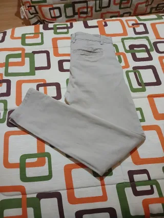 Pantalón chino caballero beige.