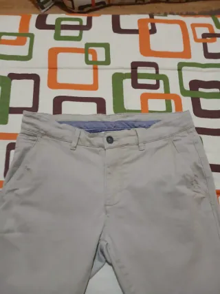 Pantalón chino caballero beige.
