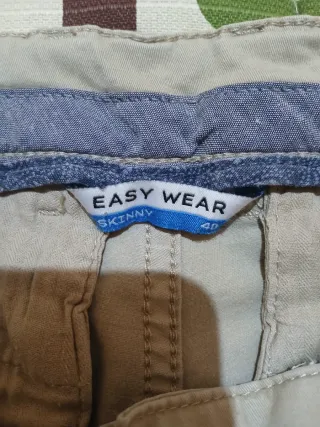 Pantalón chino caballero beige.