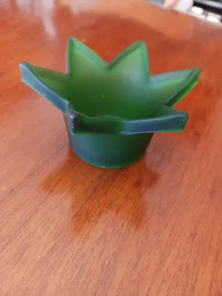 Portavelas de cristal verde.