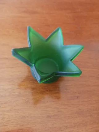 Portavelas de cristal verde.