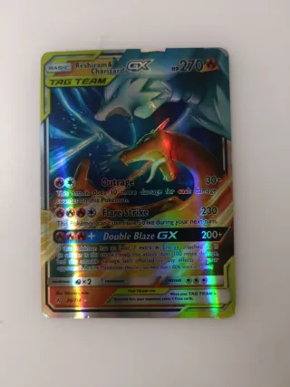 Carta Pokémon Reshiram & Charizard GX TAG TEAM
