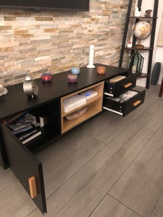 Mueble TV negro y madera