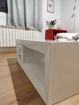Mesa de centro blanca con cajones