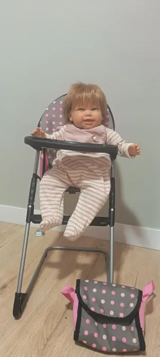 Muñeca con trona y bolso