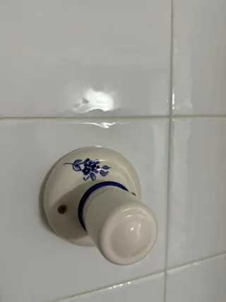 Accesorios de cerámica con diseño floral