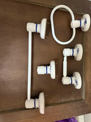 Accesorios de cerámica con diseño floral