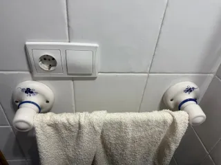 Accesorios de cerámica con diseño floral