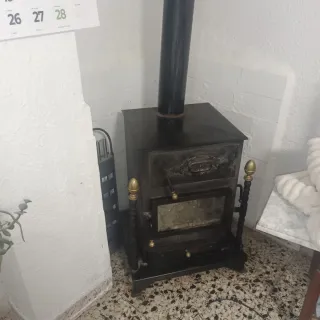 Estufa de leña y carbón de hierro con detalles dor