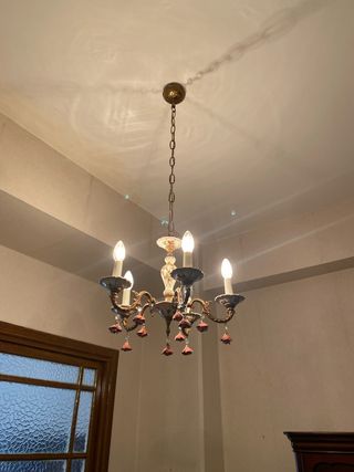 Lámpara colgante dorada y rosa