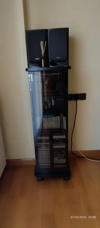 Cadena de música y mueble CD